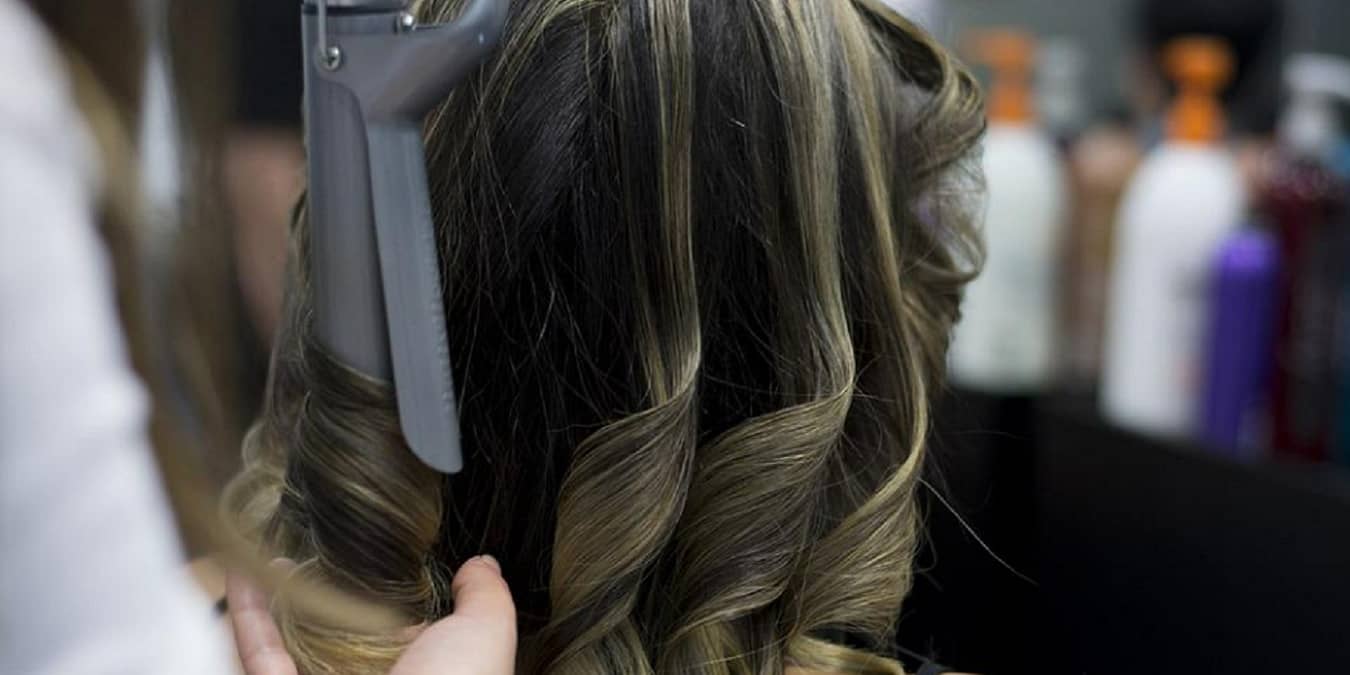 How To Use A Curling Iron Featured